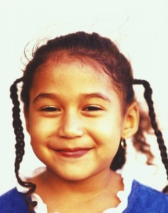 Una chica joven, sonriente.