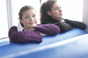 Two pretty high school students, riding the bus. Dos muchachas secundarias, en el bus.