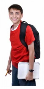 A smiling boy with a backpack. Un estudiante, listo y sonriente.