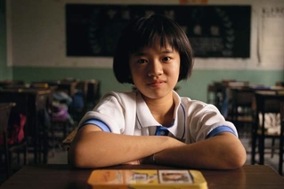Foto de una chica bonita, sentada en la clase. Photo of a pretty Asian girl, seated in class.