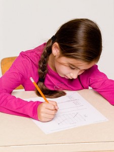 una chica haciendo una prueba durante la evaluacion
