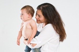 Una madre lleva su bebe.