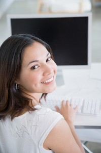 Una mujer bella y sonriente, participando en la revision.