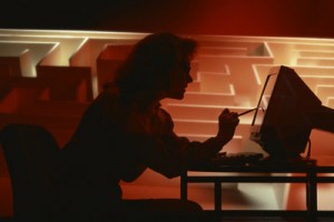 Una mujer escribiendo por computadora.