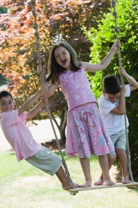 Foto de una chica, jugando con sus hermanos menores.