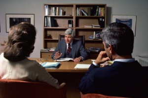 Los padres, hablando con su abogado.