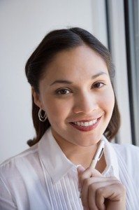 Una madre bella, sonriente, con una pluma.