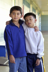 Dos estudiantes de escuela primaria, uno con discapacidad intelectual 